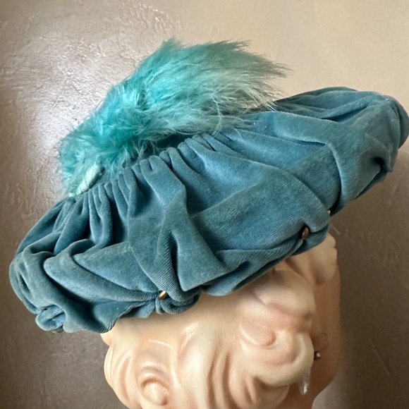 BEATIFUL 1950s\' TURQUOISE RUCHED VELOUR MUSHROOM HAT WITH COORDINATING FEATHERS main image 10